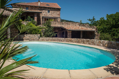 Grand gîte en Sud-Ardèche avec piscine