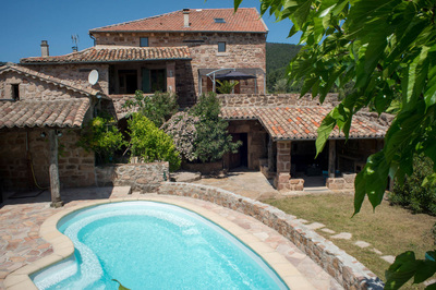 Grand gîte avec piscine en Sud-Ardèche.